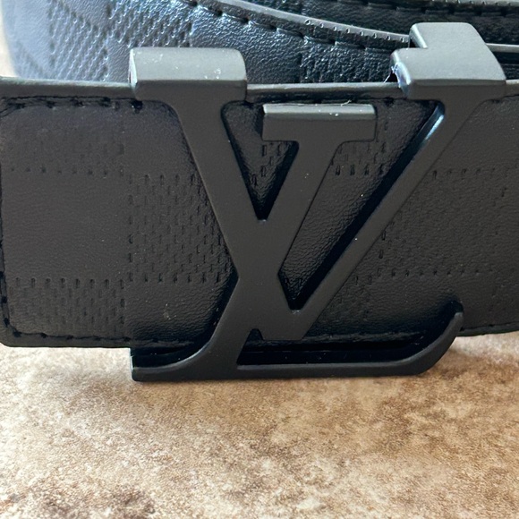 Louis Vuitton Checkered embossed leather belt - Picture 2 of 4